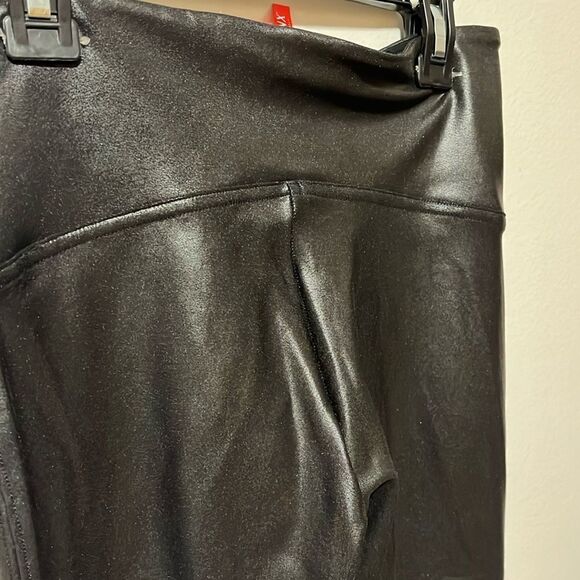 EXCELLENT CONDITION WOMEN’S MEDIUM SPANX BLACK FAUX LEATHER HI-WAISTED LEGGINGS - Picture 8 of 10